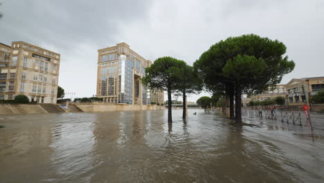 Montpellier-Le-Lez-Río-Inundado-Día-Nublado-Barrio-Antígona-Residencial